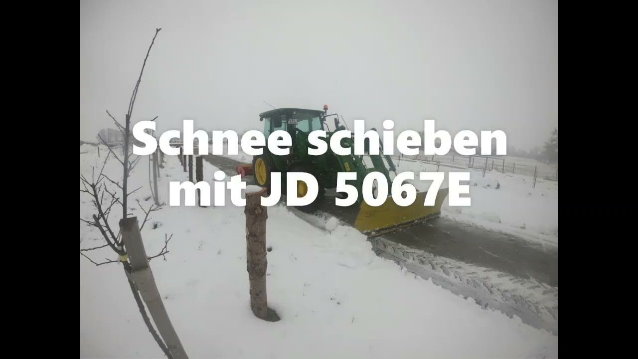 Schnee schieben mit John Deere 5067E