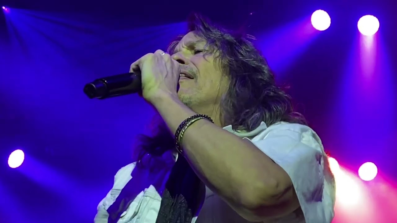 Front Row Waiting For A Girl Like You (LIVE 2022) Foreigner