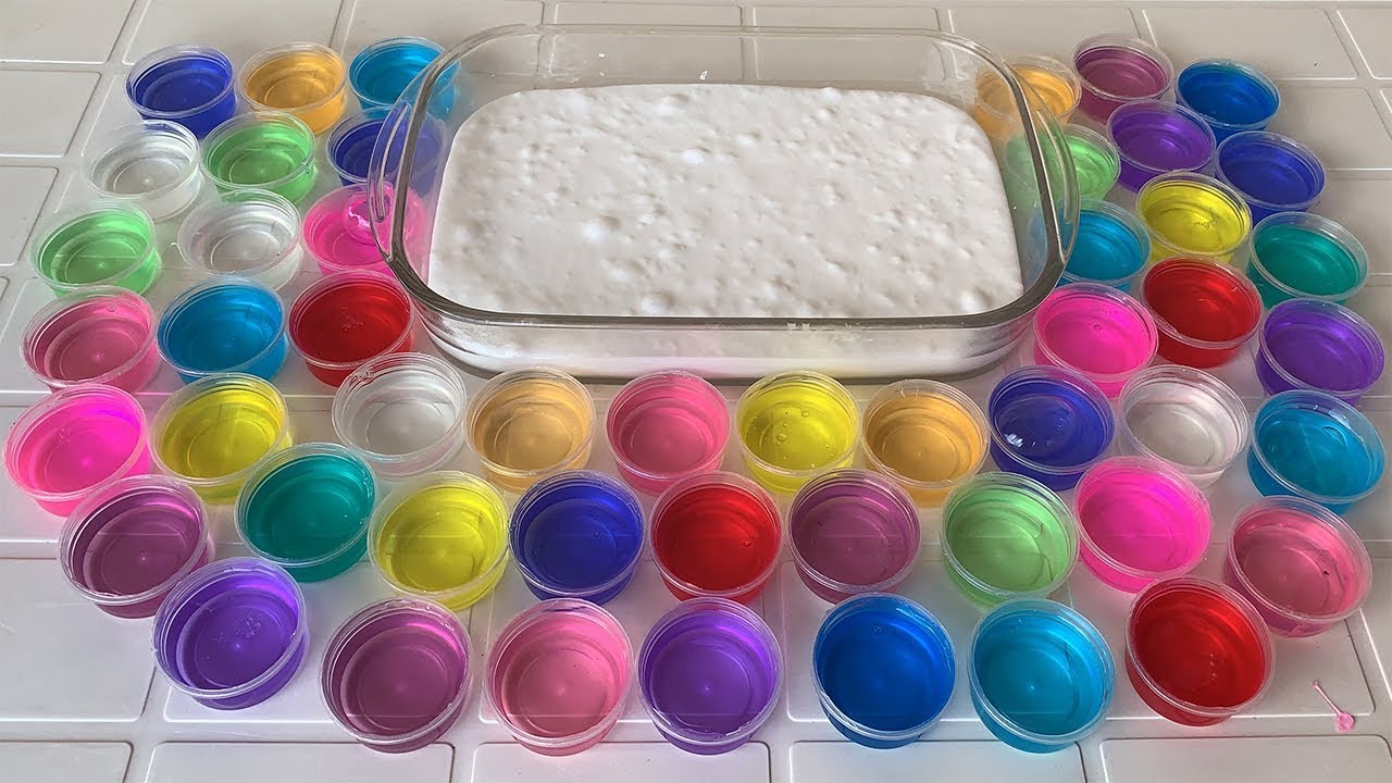 MISTUREI 50 SLIMES COLORIDOS DENTRO DO SLIME BRANCO GIGANTE. OLHA O RESULTADO!!