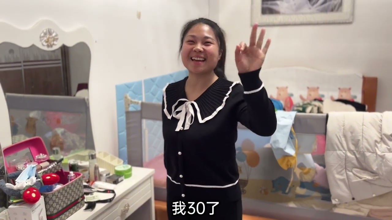 广东的天气太热，蛋蛋花了70给巍巍买了套新衣服，穿上身真的好美
