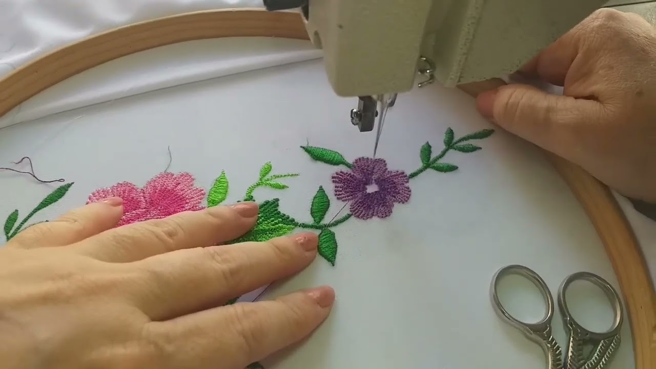Bordando con la máquina 20u,  finalizando detalles.