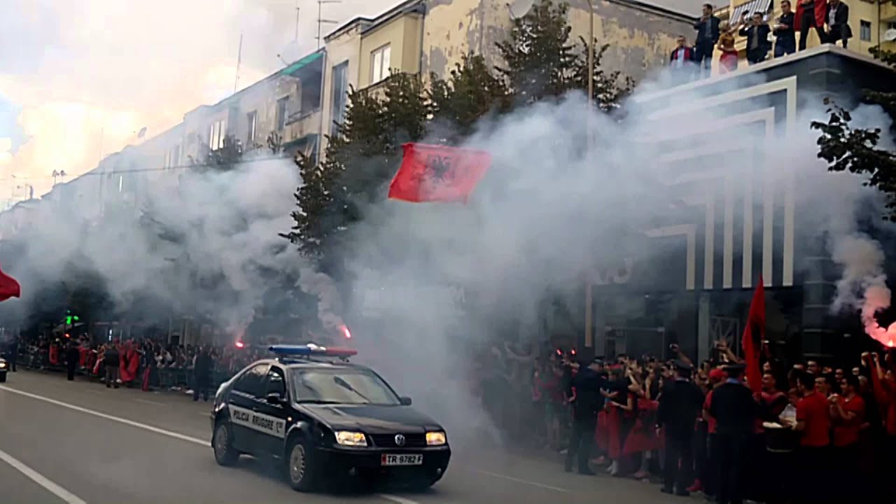 Pritja e  Kombetares me dron dhe flamur, Rr. e Durresit, Shpresa AL