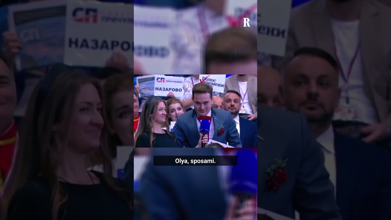 Giornalista russo interrompe la conferenza con Putin per chiedere alla fidanzata di sposarlo