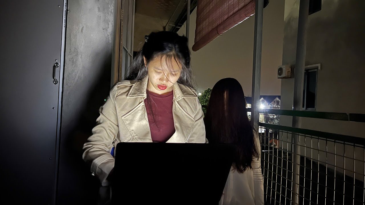 A ghost appears at the end of the hallway (house number 7, episode 1)