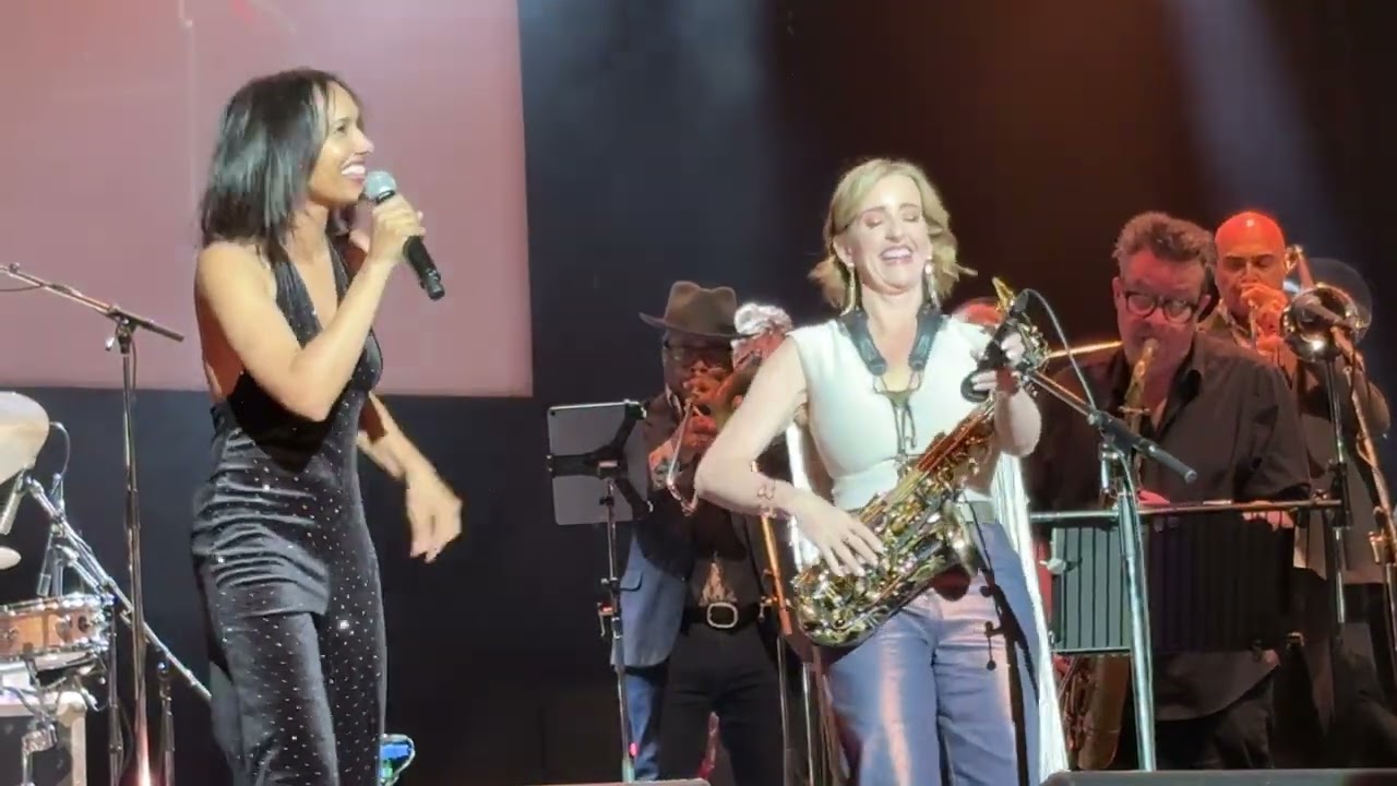 Jools Holland & Sumudu Jayatilaka - Them There Eyes - Manchester Apollo - 19 December 2025 SJ