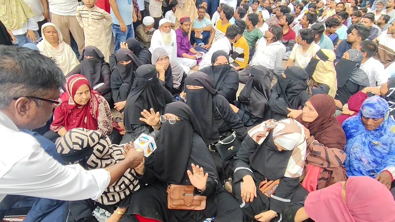 मुंब्रा भोलेनाथ नगर| | अपनी छत बचाने सड़क पर बैठी महिलाएं, टीएमसी गो बैक के लगे नारे?