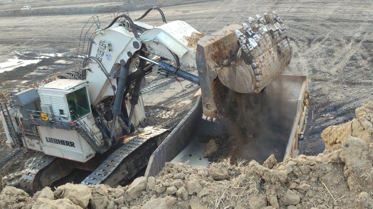 Liebheer Loader 996 Hydrolic Exveter //Eatrh Remover in action for Komasatu Coal Mines