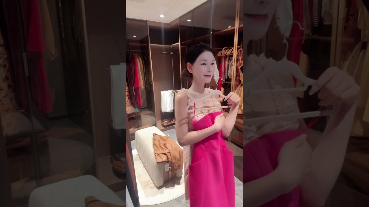美女穿吊带睡衣化妆💄 (ストラップ付きネグリジェの美女がメイク) Beauty in Strappy Nightgown Doing Makeup
