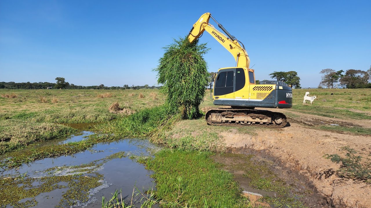 ESCAVADEIRA HIDRÁULICA LIMPANDO VALA