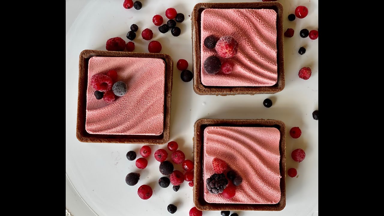 crostate moderne monoporzioni. Frolla al cacao, ganache al cioccolato e mousse ai frutti di bosco!!