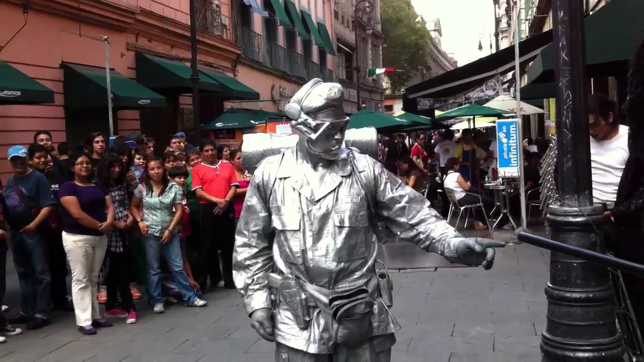 Robot en la calle Madero