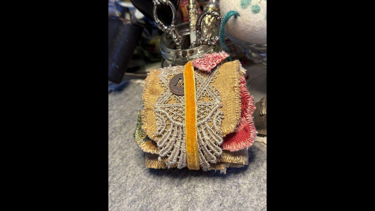 Книга &laquo;Slow Stitched Pocket Treasures&raquo;, часть 2, в соавторстве с Бет Мейтленд.