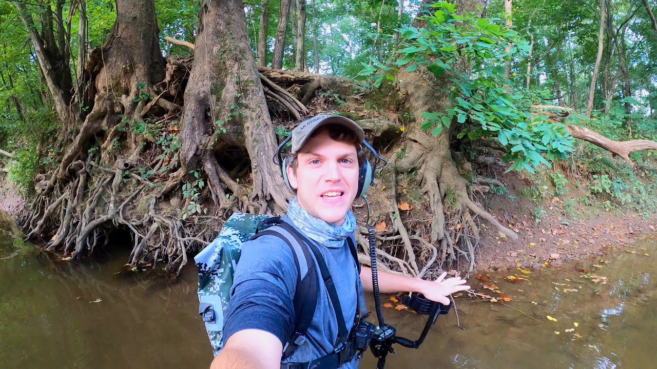 I Can't Believe I Found So Many Relics And Animals While Metal Detecting River!