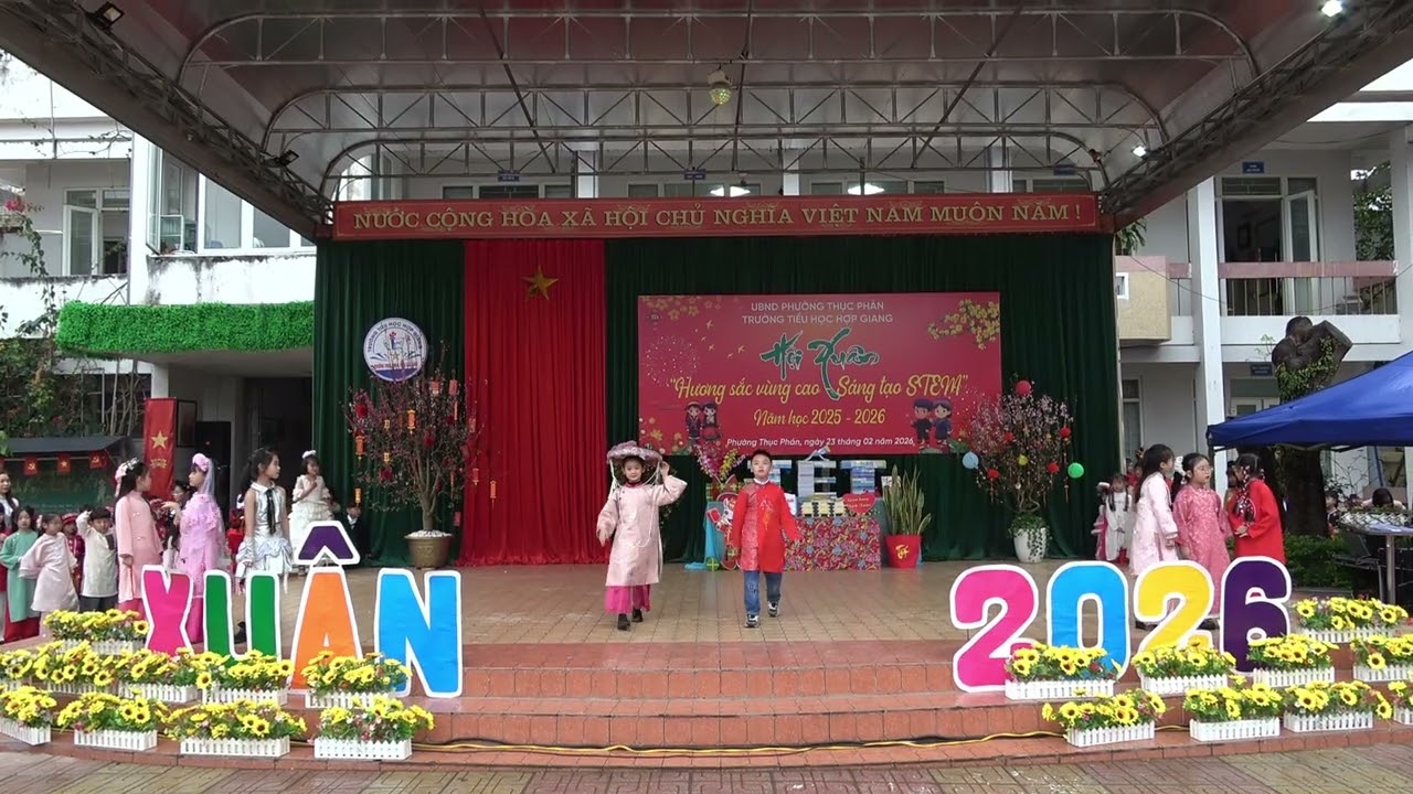 Trình diễn thời trang học sinh Khối 2