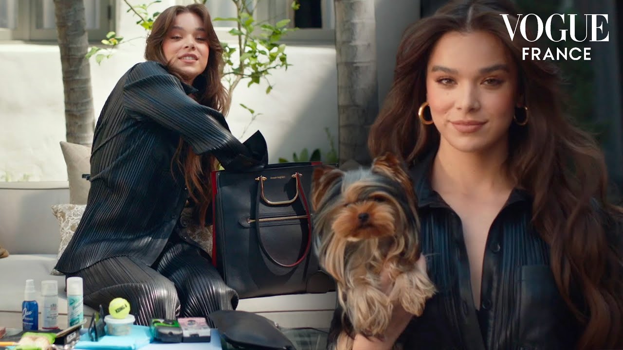 Qui se cache dans le sac de Hailee Steinfeld ? | Vogue France