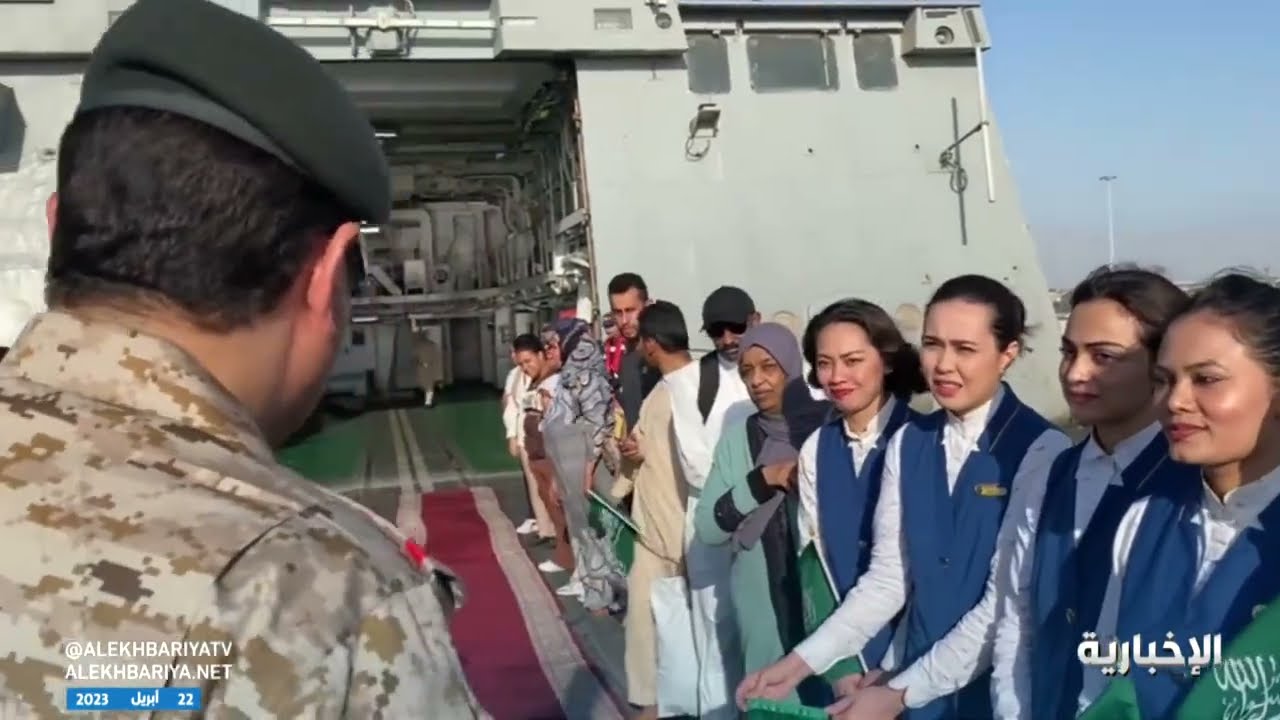 استقبال قيادات وزارة الدفاع لطاقم طائرة الخطوط السعودية