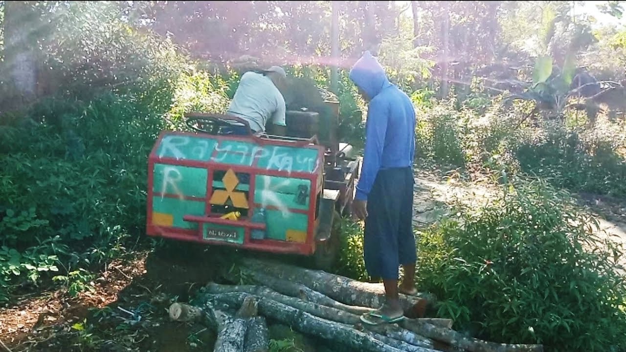 Proses mesin serkel mau gergaji di tengah kebun lewat jalan EXTRIM!!