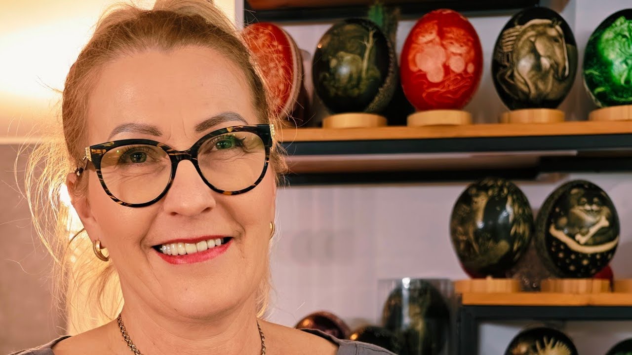 Kobieta co zdobi JAJA strusie PISANKI Rękodzieło 
