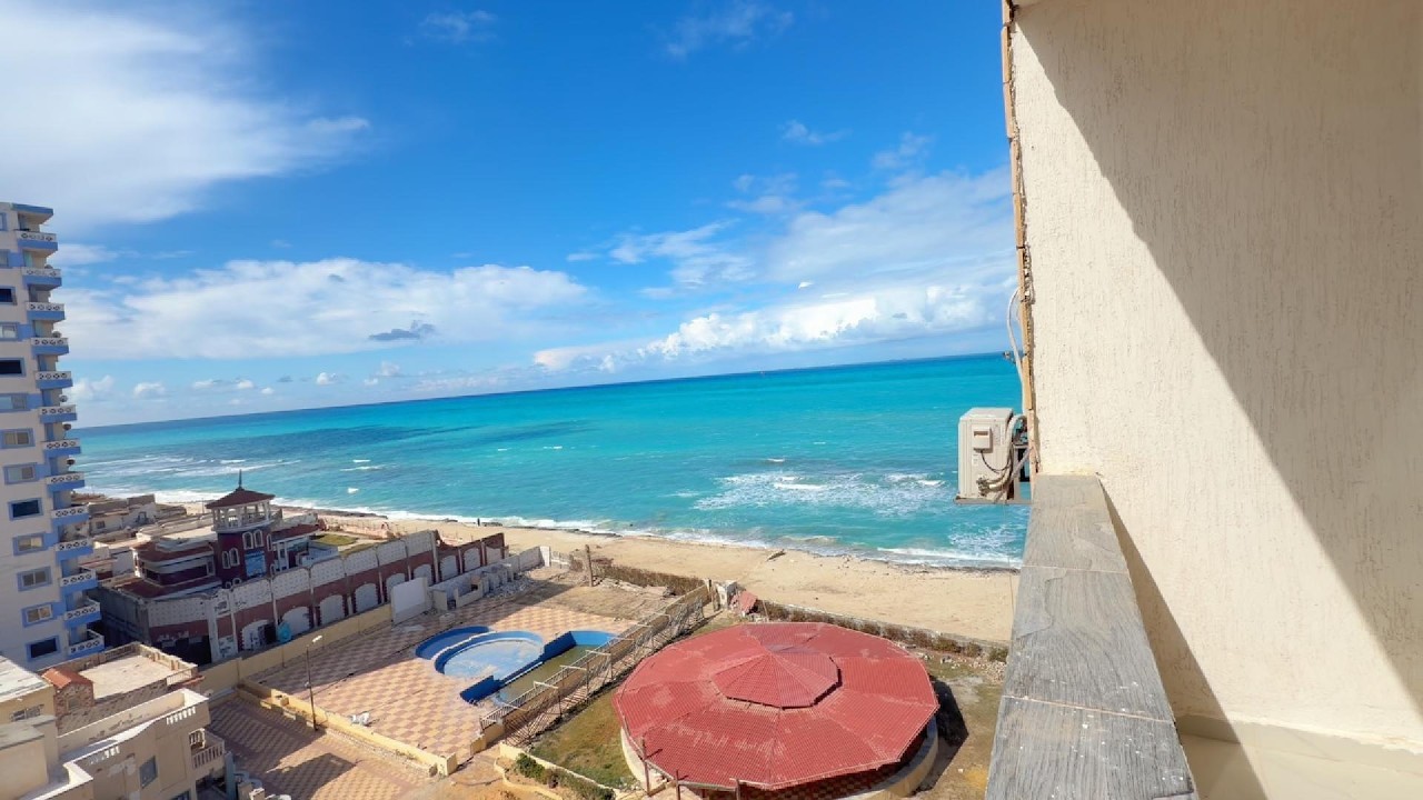 شقة للبيع في الإسكندرية بتطل علي البحر بل اجهزة والفرش 400 الف وقسط علي 4 سنين | لاتفوت الفرصة