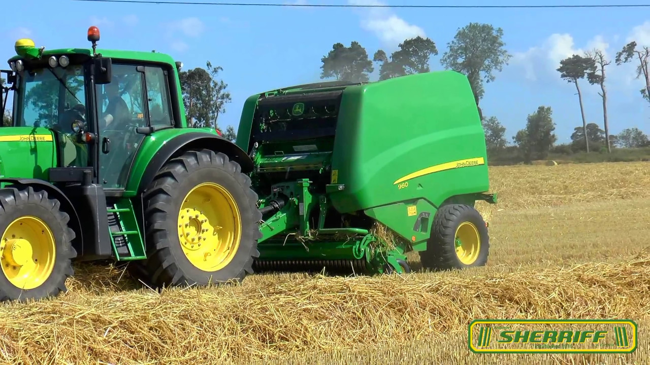 John Deere 960 Baling Straw