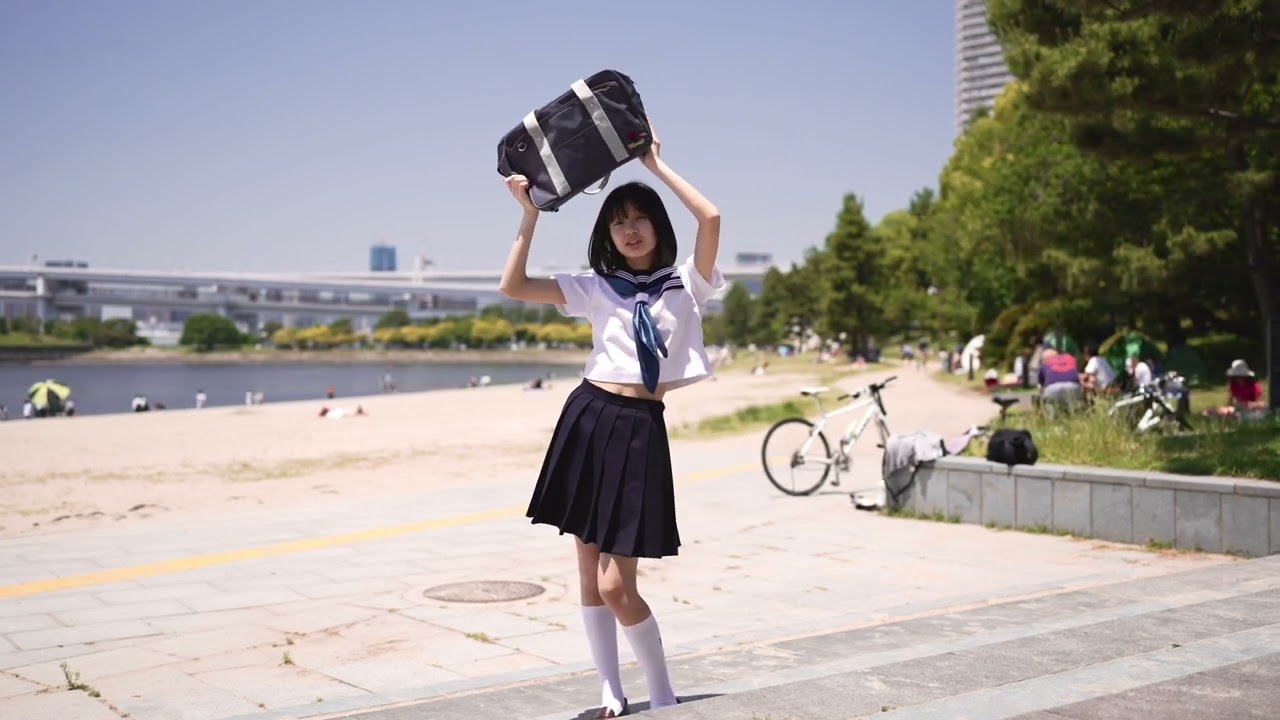 お台場海浜公園、当日は32度の夏日、半袖セーラー服でポートレートモデル撮影の様子です。モデルは姫華