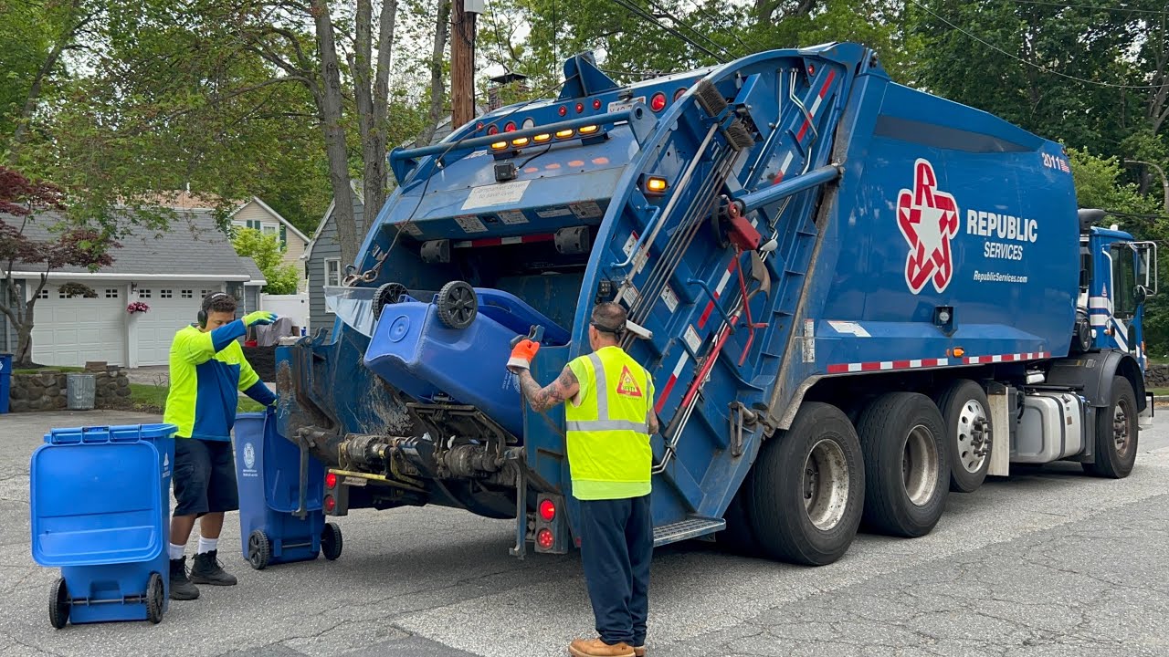 Republic Services Garbage Truck VS Dead End Trash