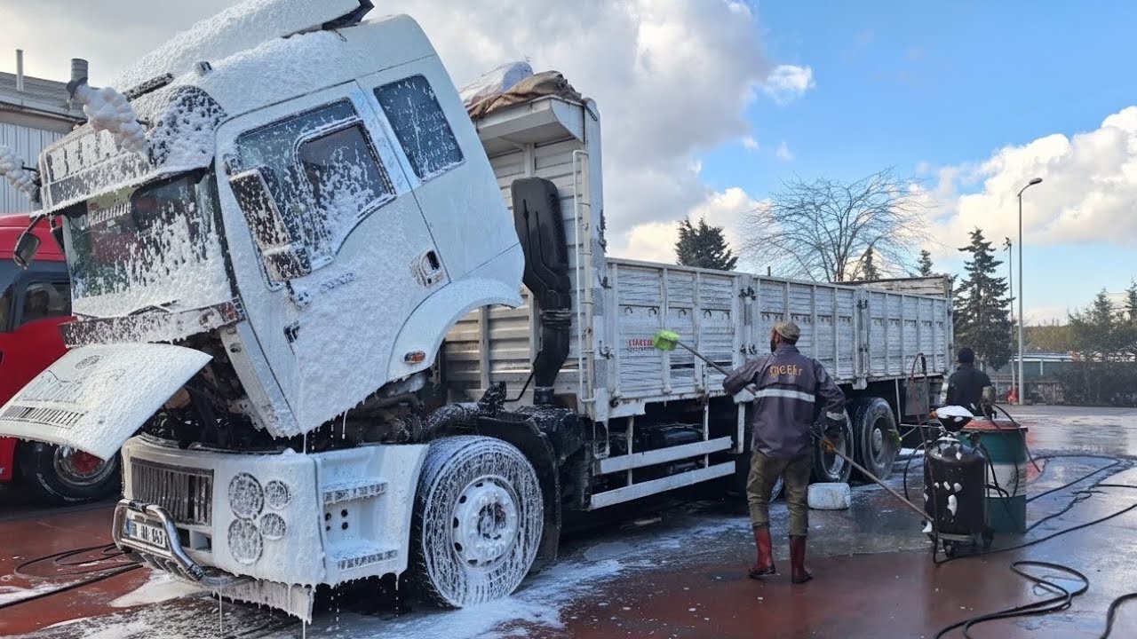 Watch This Heavy-Duty Truck Get a Deep Foam Wash and Turn from Dirty to Spotless Again Carwash Zakii