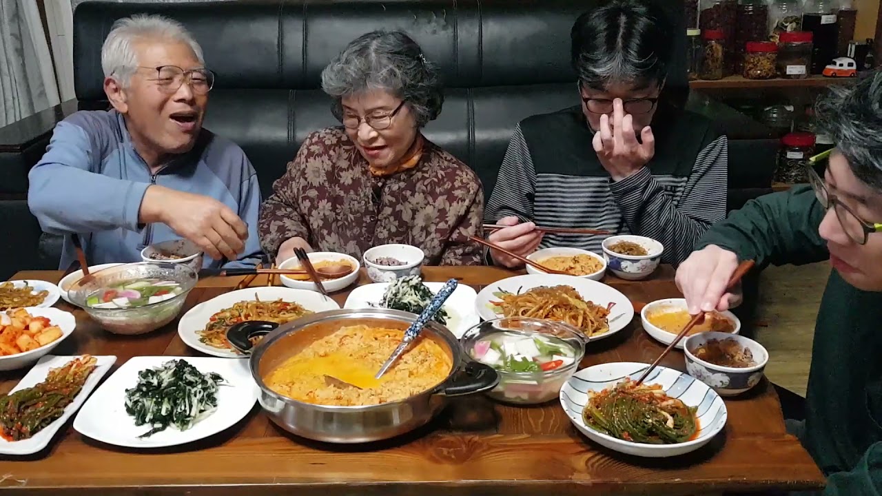Kongbijijjigae mukbang, рыбный пирог чапче, зеленый лук, дончими, семейный мукбанг