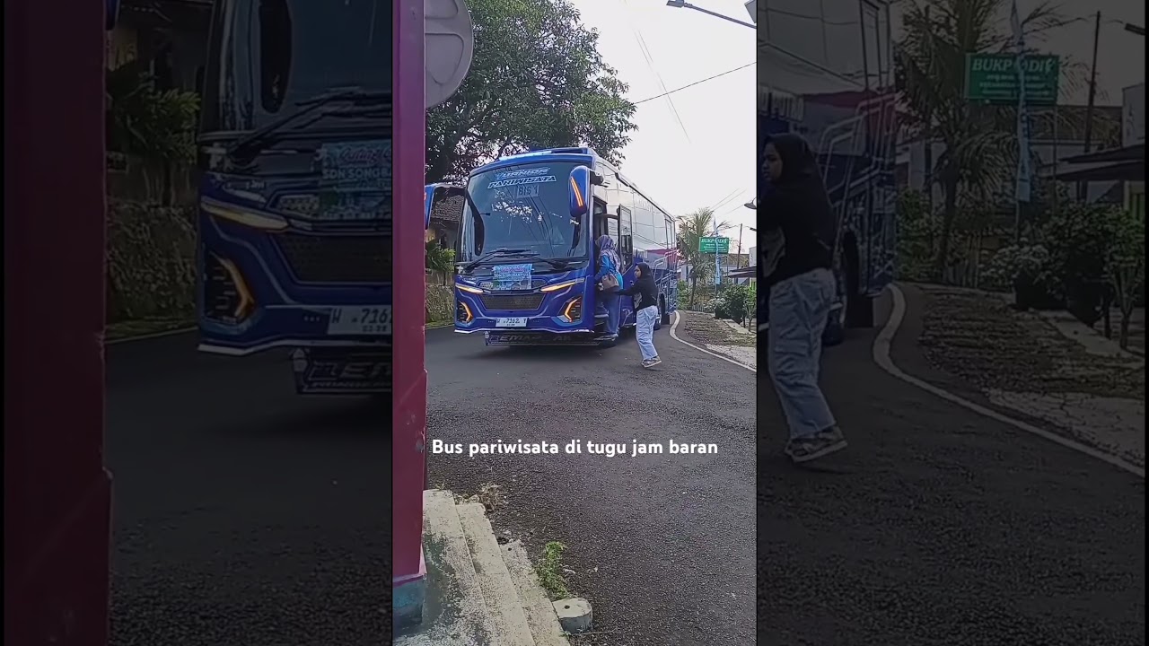 bus pariwisata Bismo Putro di  tugu jam baran Rongkop, Gunungkidul