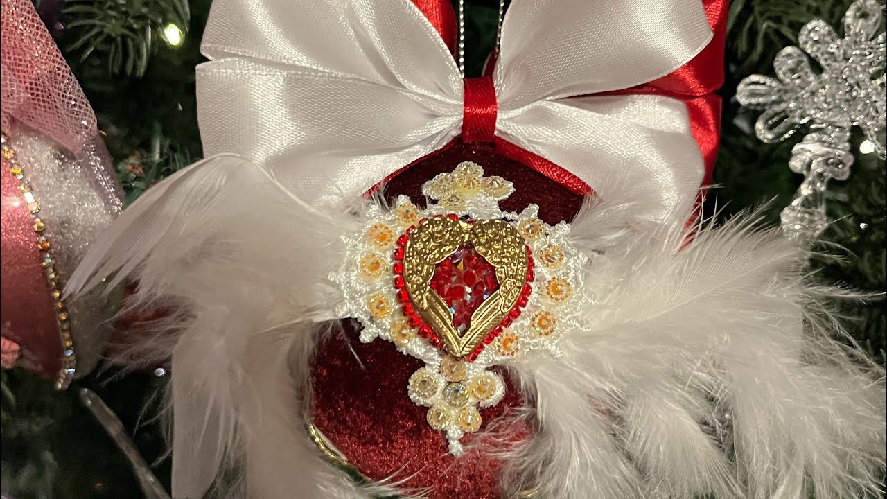 Создание новогоднего шара из бархата. Декор кружевом,перьями,кулоном,стразами. Бант своими руками. 