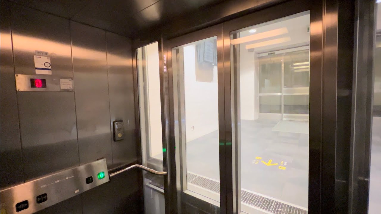 EPIC MOTOR! 2012 ALT Holeless Hydraulic elevator @ Stockholm Centralstation, Sweden.