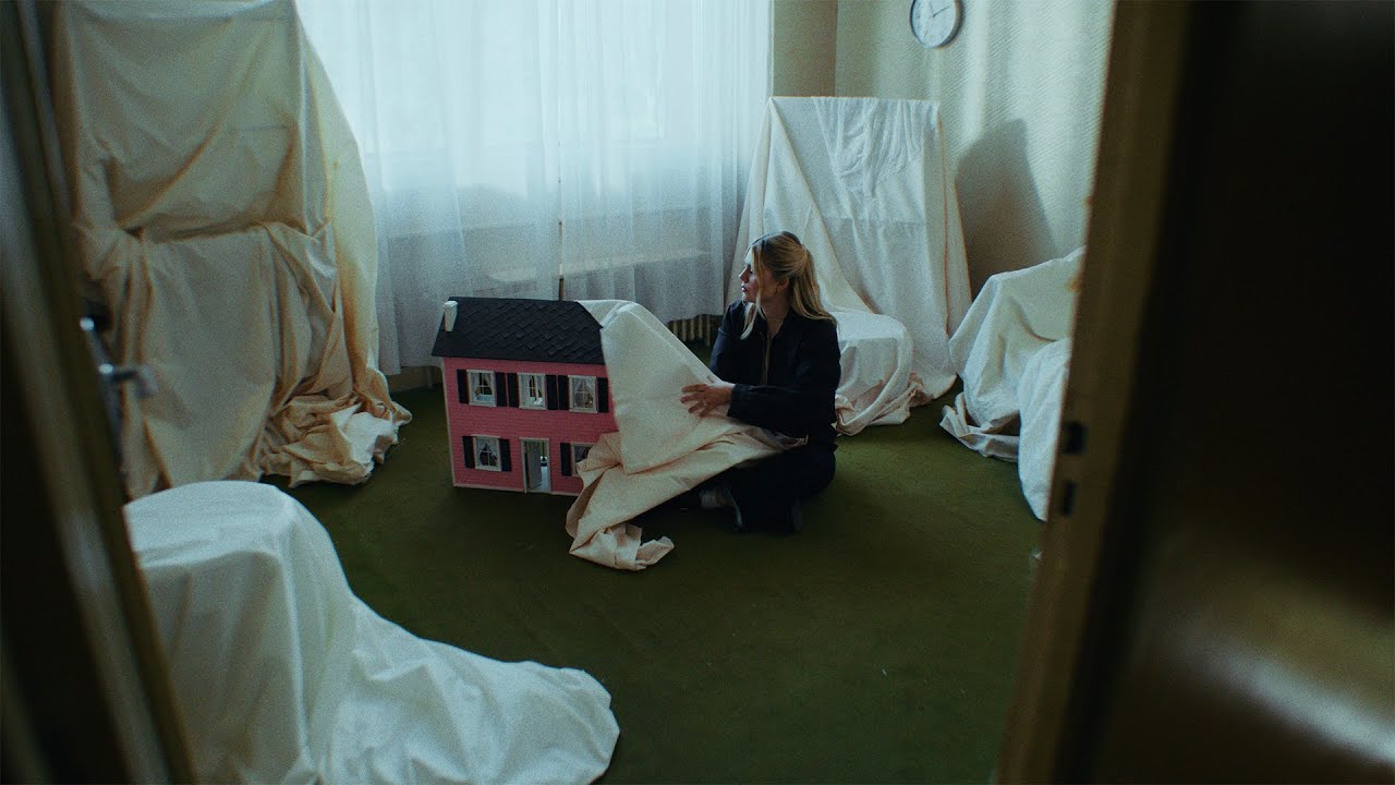 Louane – maman (Clip officiel)