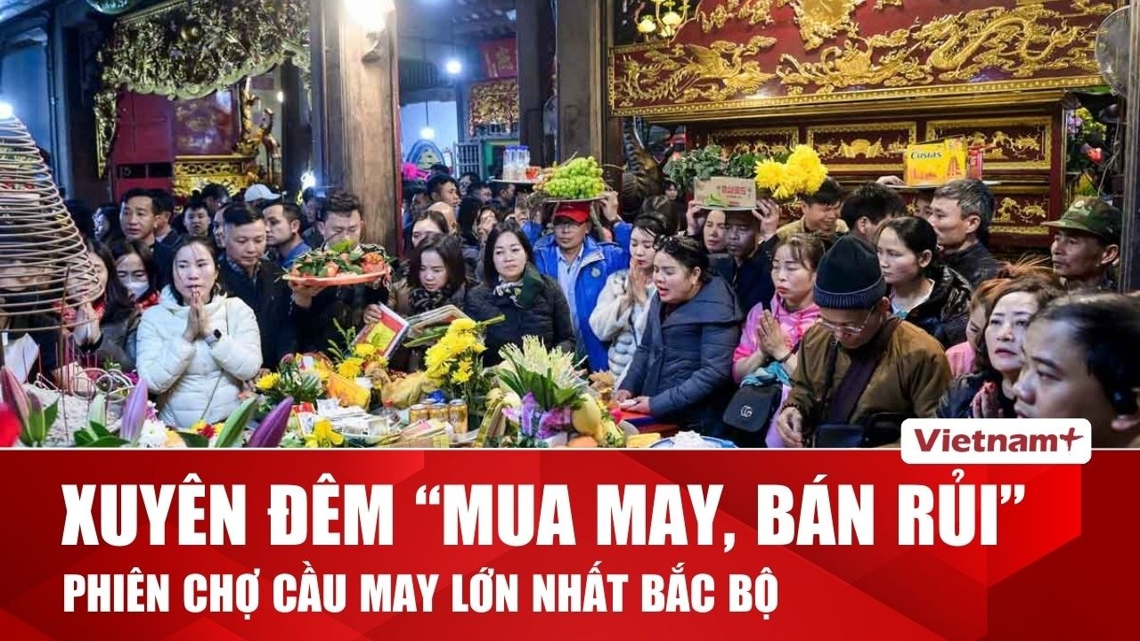 Chợ Viềng họp phiên đầu xuân, hàng vạn người thành kính dâng hương tại Phủ Dầy