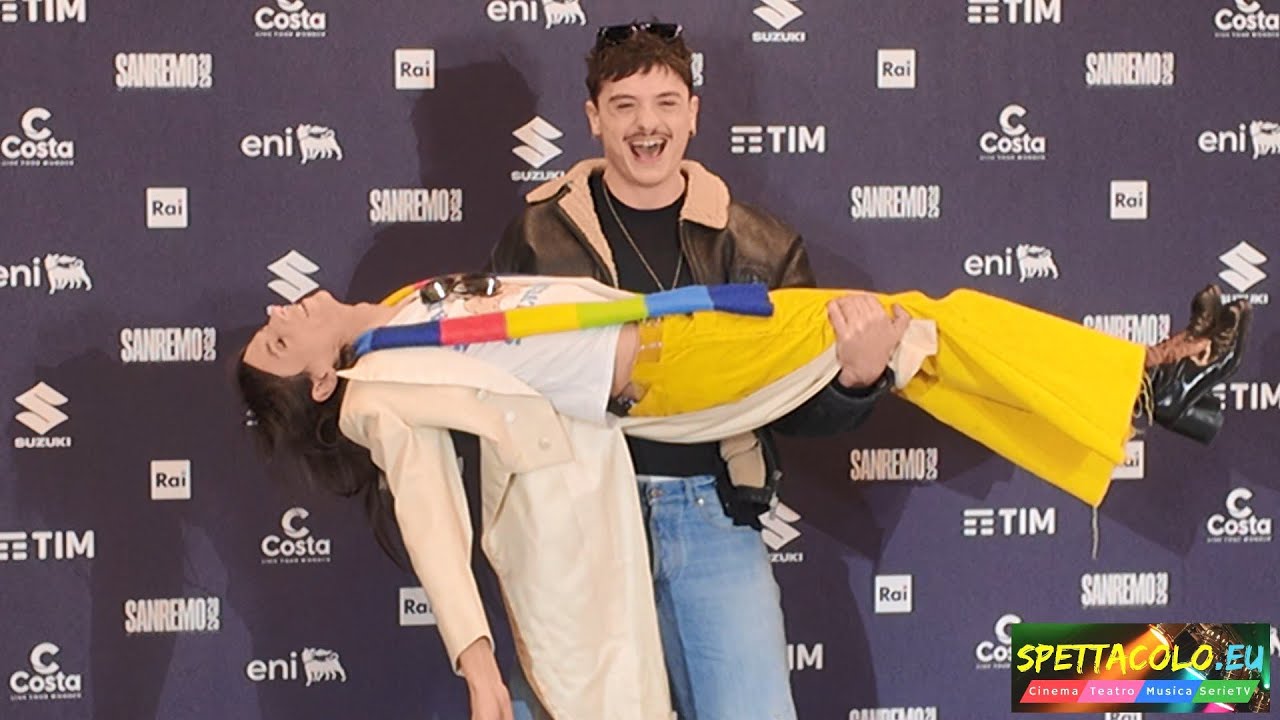 Sanremo 2025: Olly prende in braccio Lucio Corsi e Brunori Sas li 