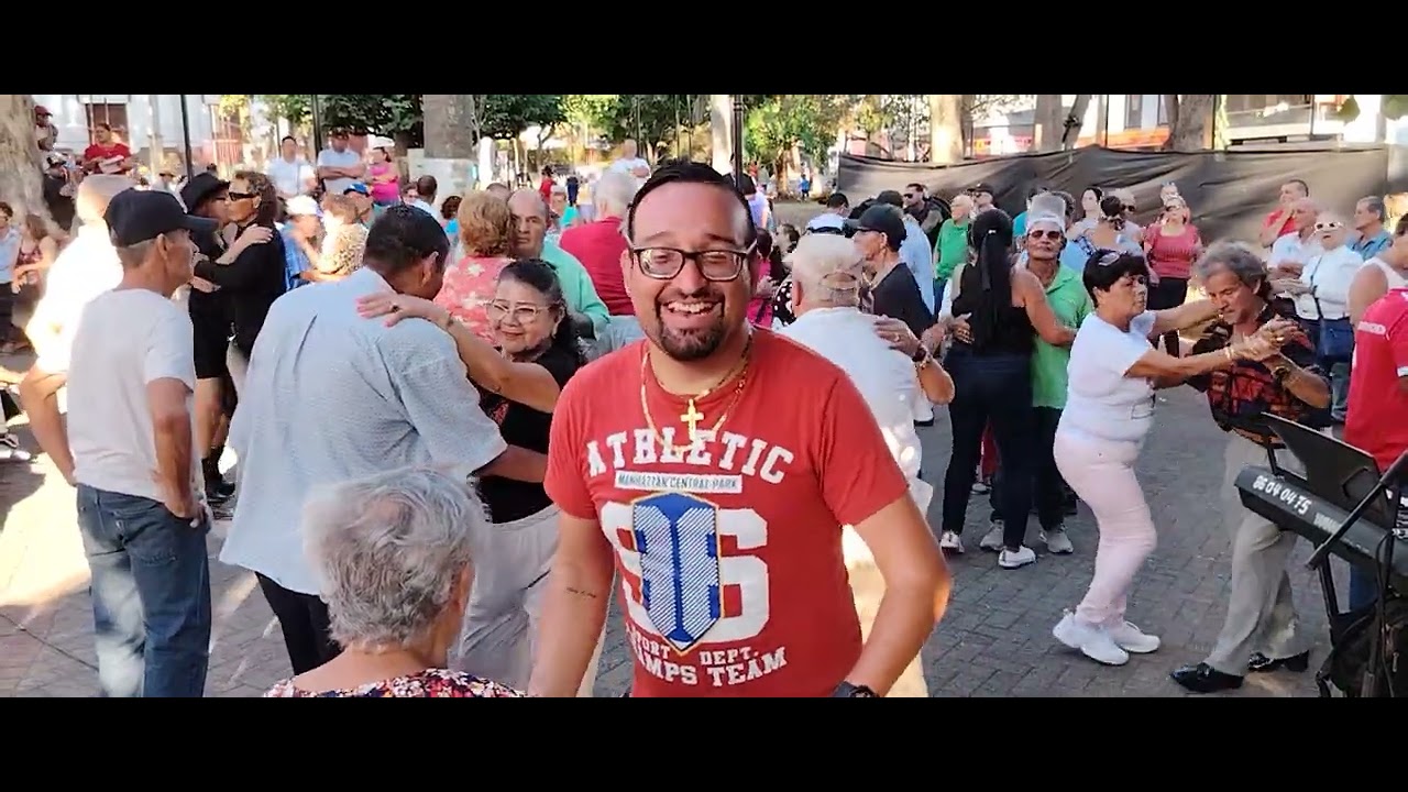 Parque central Alajuela Costa Rica videos y baile con el masiso boaqueño 