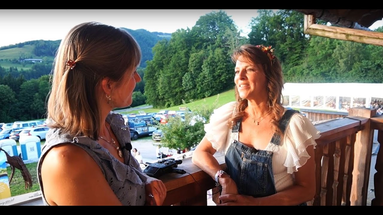 Sabine Petzl im Gespräch mit Isabel Lochbühler beim Friedensfest 2025
