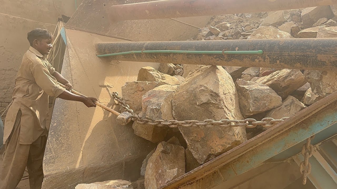 “Extreme Rock Crushing in Action | Massive Stones vs Heavy Machine Power