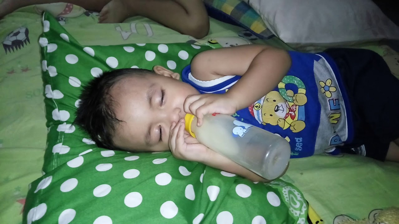 Lucu banget!! Bayi minum susu sambil tiduran | Funny baby video