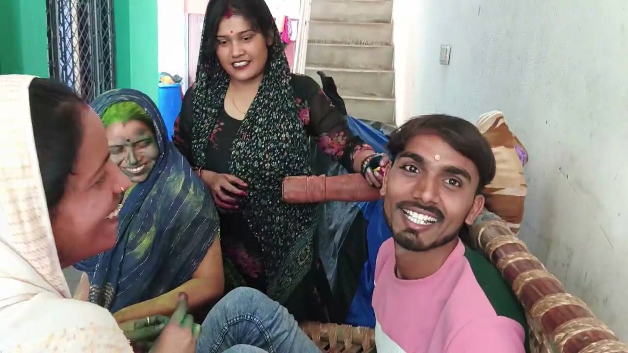 भाभियों के साथ होली खेलते हुए ______💖🥰