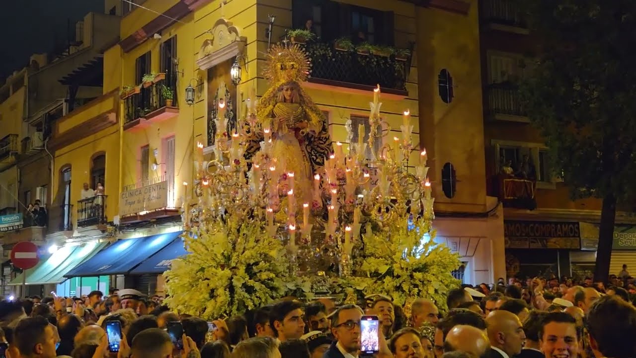 Extraordinaria Esperanza de Triana en calle San Jacinto de Sevilla 2025