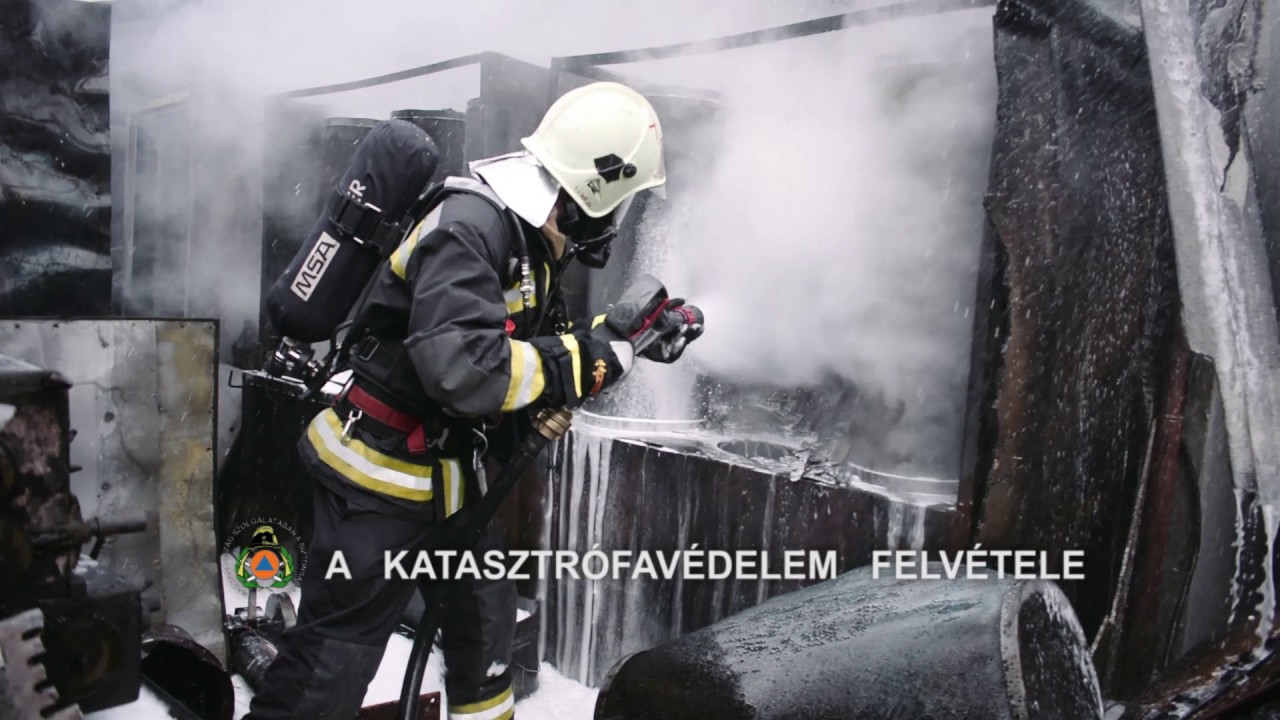 Tűzoltás, gázpalackok hűtése műanyagfeldolgozó-műhely tüzénél | TŰZOLTÓK BEVETÉSEN