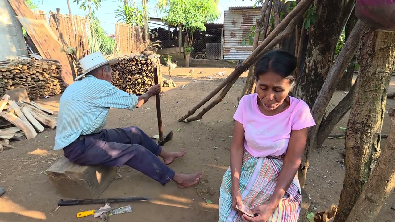 Doña candelaria llora porque se recordó de su mamá. 