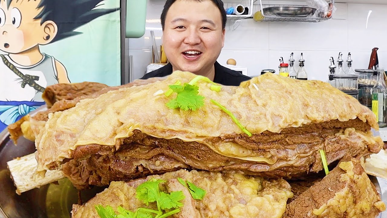Цян готовит тушеный стейк, мягкий и вкусный.