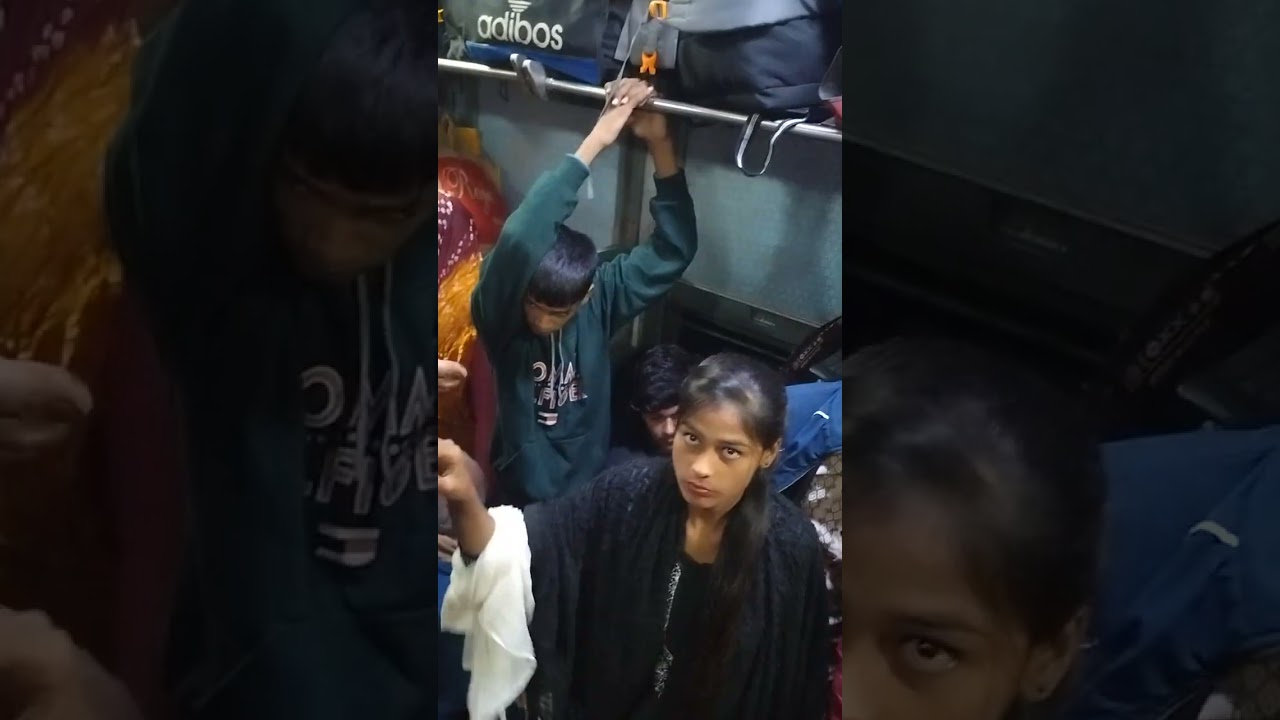 Mumbai LTT ट्रेन में लेडिस बोगी में सीट के लिए हुआ लड़ाई