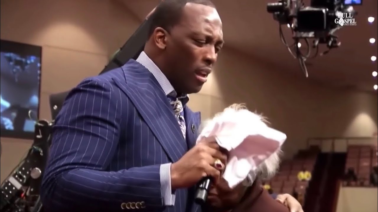 Мать Мария Уилкс молится за епископа Германа Мюррея (Церковь возносится после молитвы. Перерыв на...