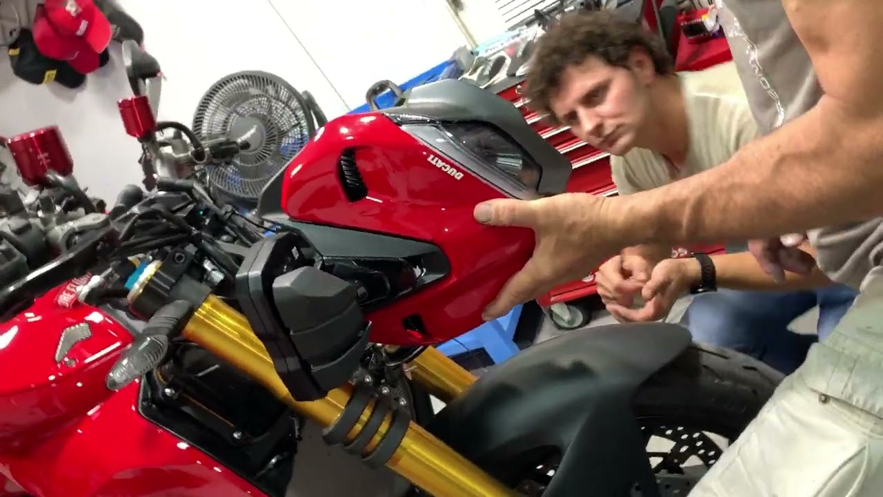 DUCATI STREETFIGHTER V4 headlight fairing video n.2