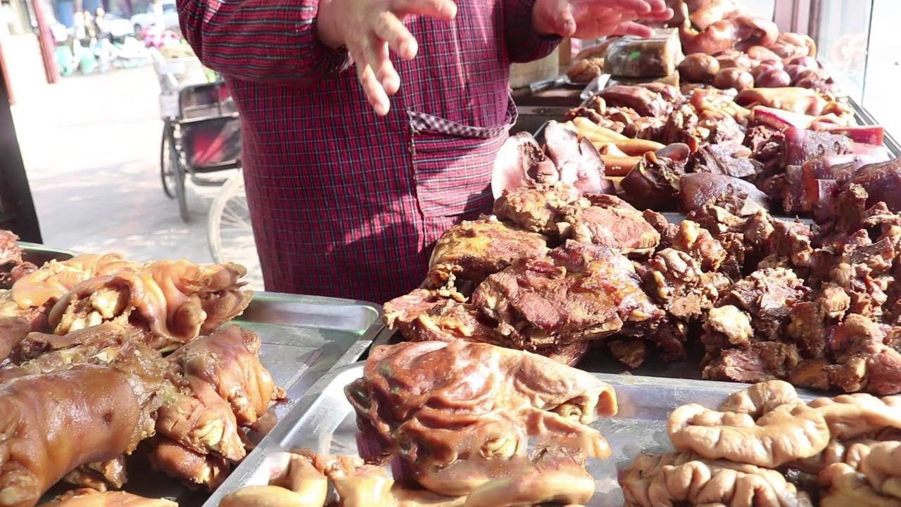 开封大妈摆一车卤煮肉，每天限量30个猪头，没出摊顾客就排队等