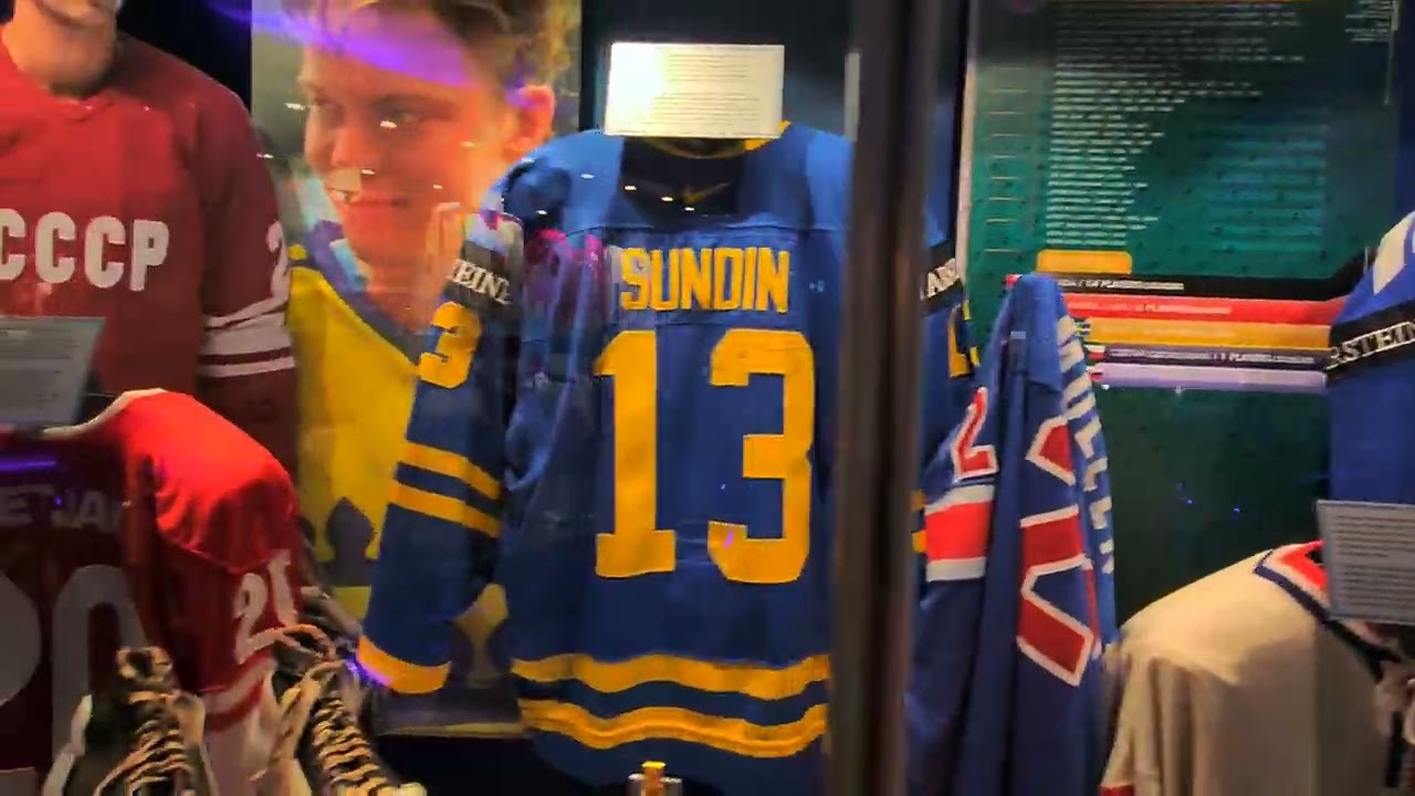 EXPLORING THE HOCKEY HALL OF FAME AND OPENING PACKS