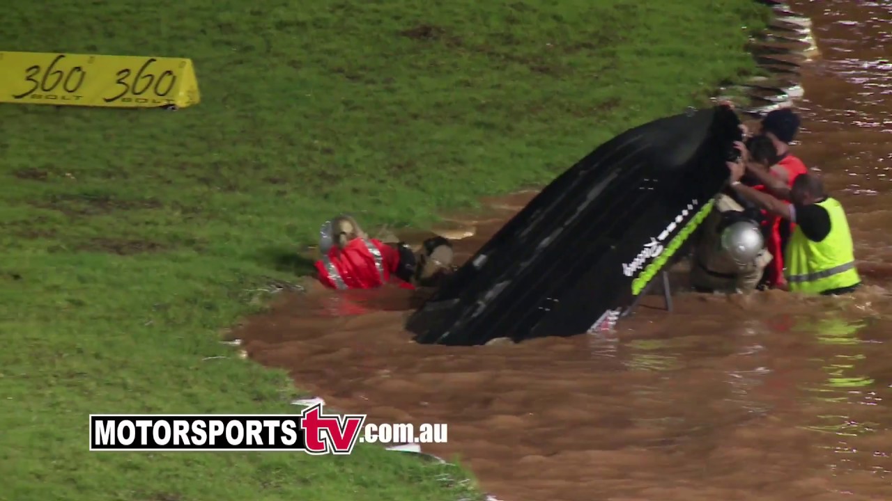Frightening V8 Boat Crash