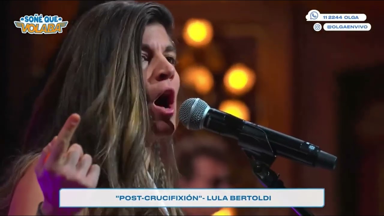 Lula Bertoldi tocando una SZ Brava en el Teatro Colón
